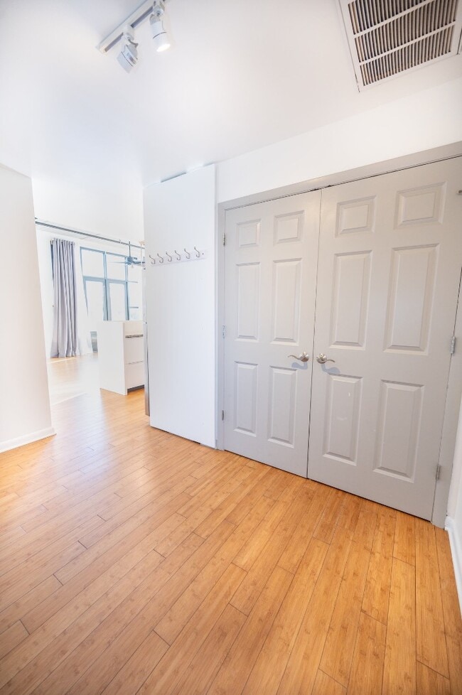 Building Photo - 1 Cool Blow St