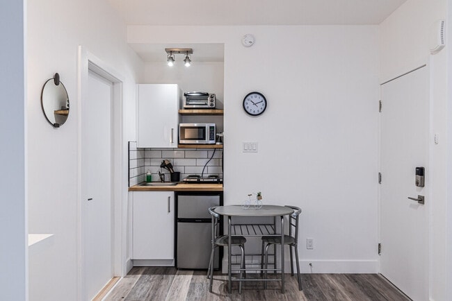 Building Photo - 1439 Rue Saint-André