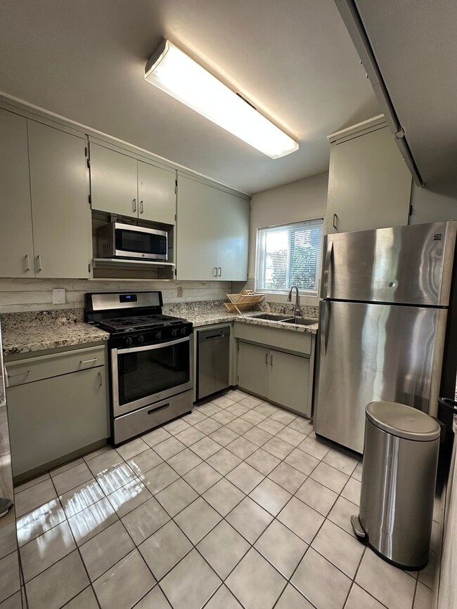 Building Photo - 2 Bedroom Condo - La Mesa