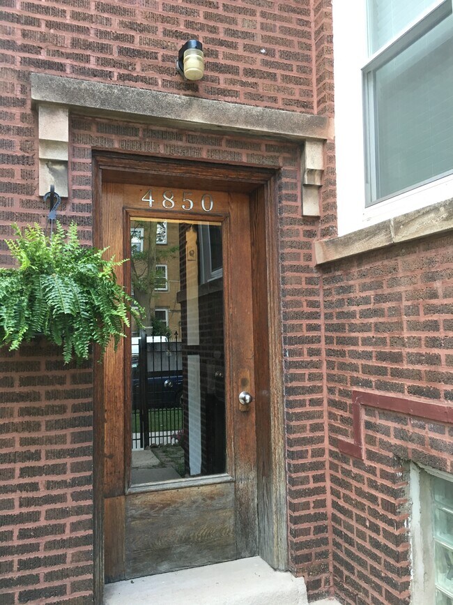 Foto del edificio - 4850 N Troy St