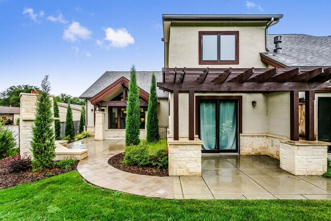 Building Photo - Tallgrass Villas