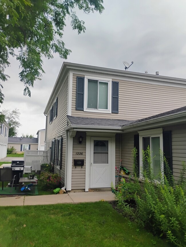 Building Photo - 1226 Cove Dr