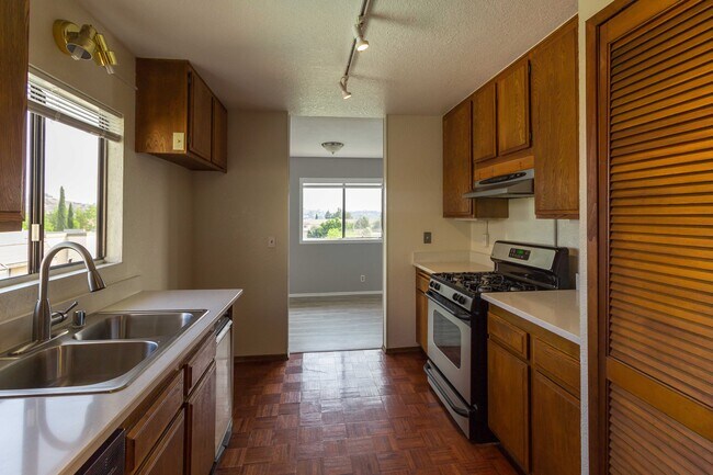 Building Photo - 1304 Stanley Ave