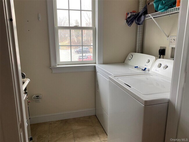 Foto del edificio - 27 N Main St