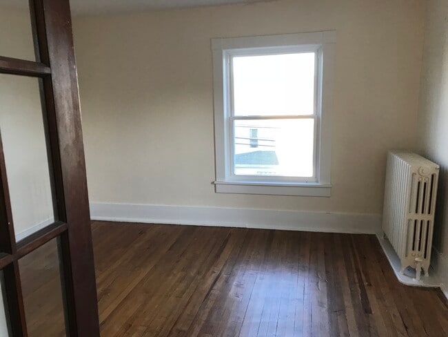 Living room - 3826 Beale Ave