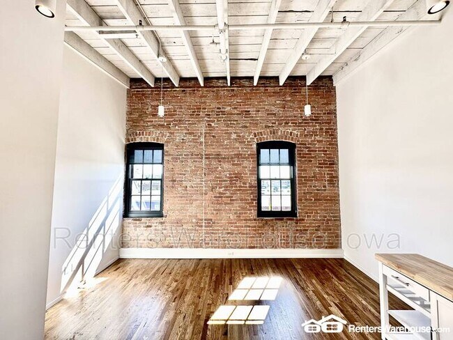 Building Photo - 112 SE 4th St