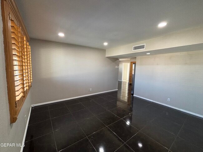 Building Photo - 201 Romeria Dr