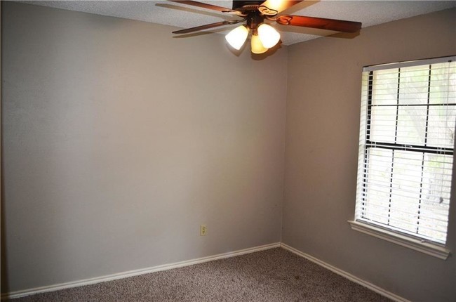 Building Photo - 115 Mesa Wood Dr