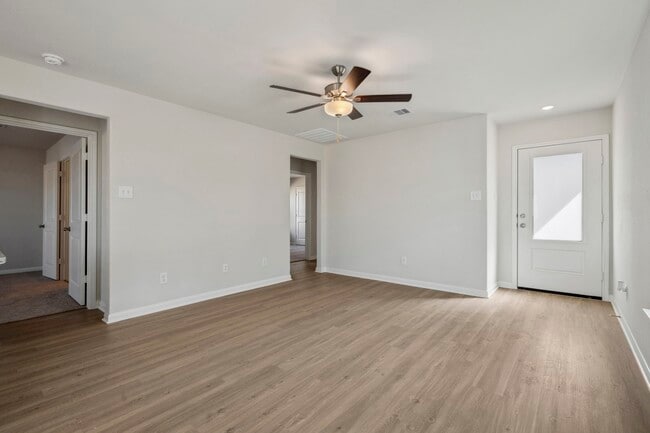 Building Photo - 412 Tejas Trl