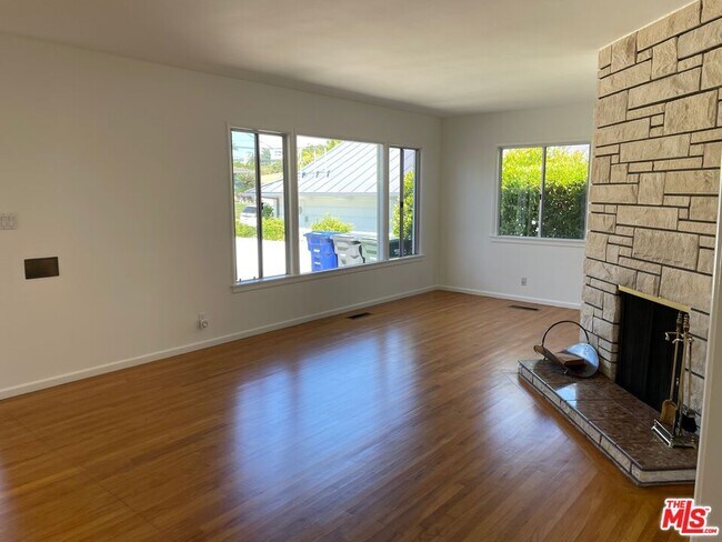 Foto del edificio - 1418 E Oak Ave