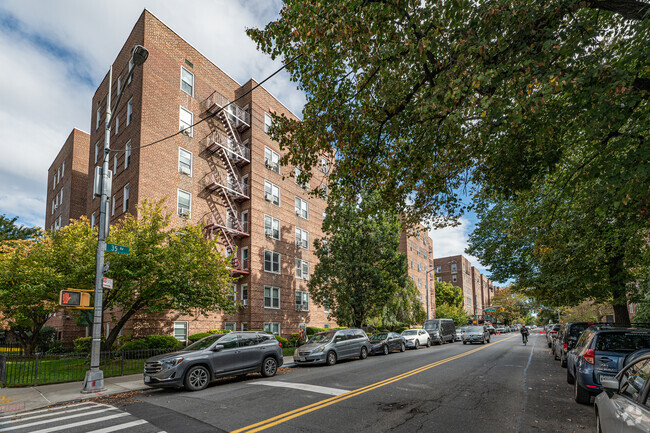 Building Photo - Queen Anne Apartments