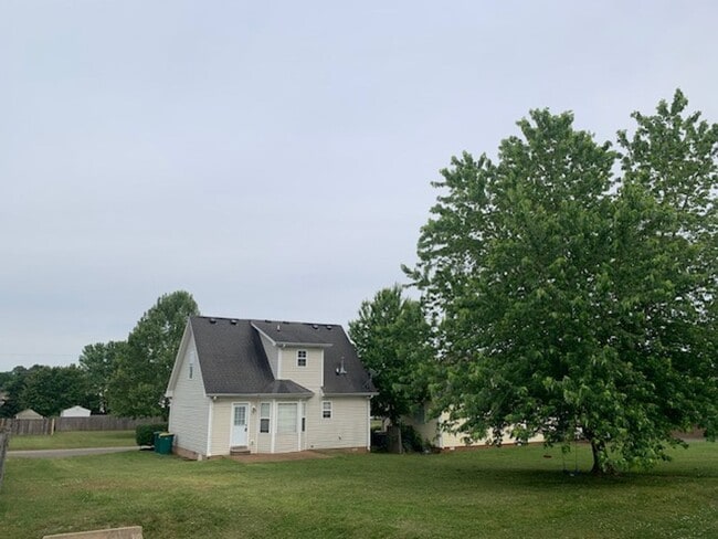 Building Photo - 2244 Dewey Dr