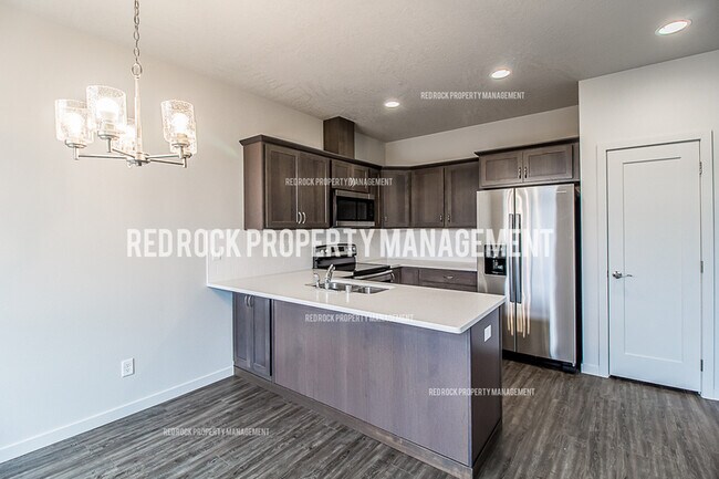 Building Photo - 325 S Woodlawn Ln