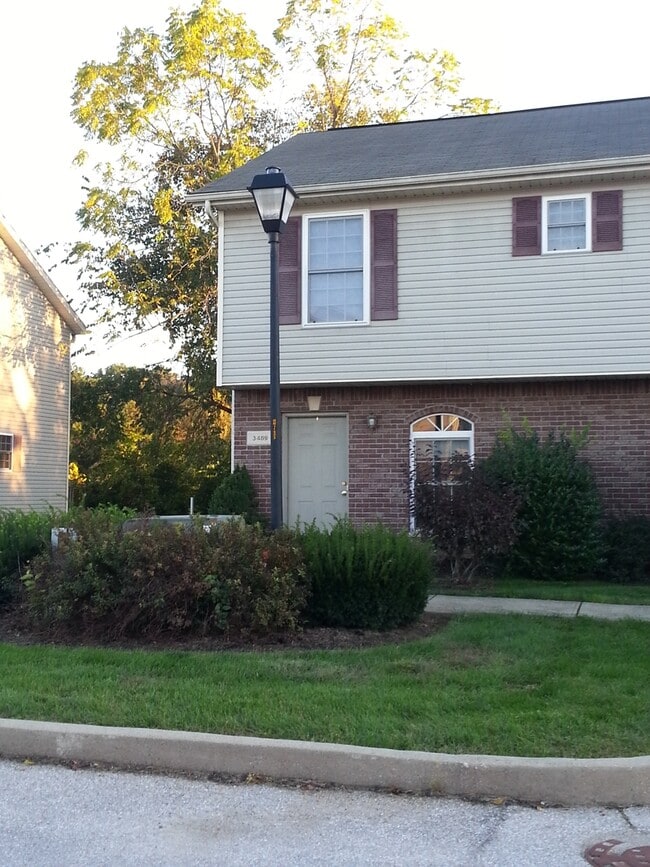 Building Photo - 3489 S Oaklawn Cir