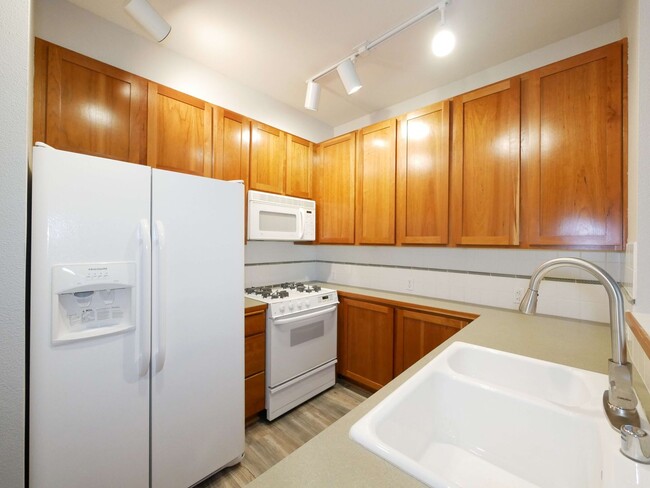 Building Photo - 1Bed 1Bath DT Kirkland Condo Available for...