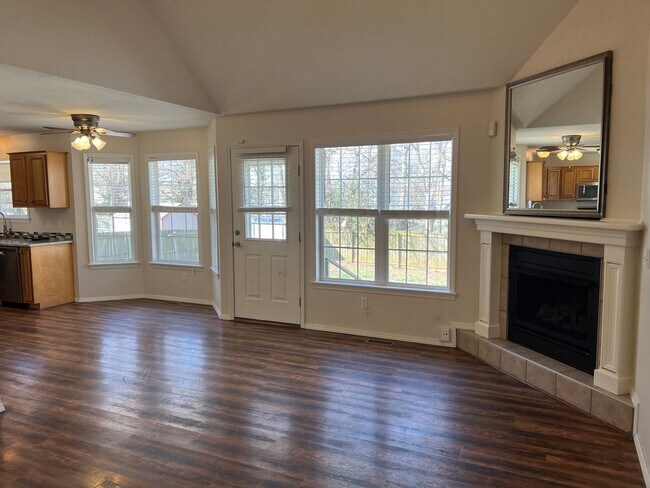 Building Photo - 3 Bed / 2 Bath Springfield Address, Republic Schools