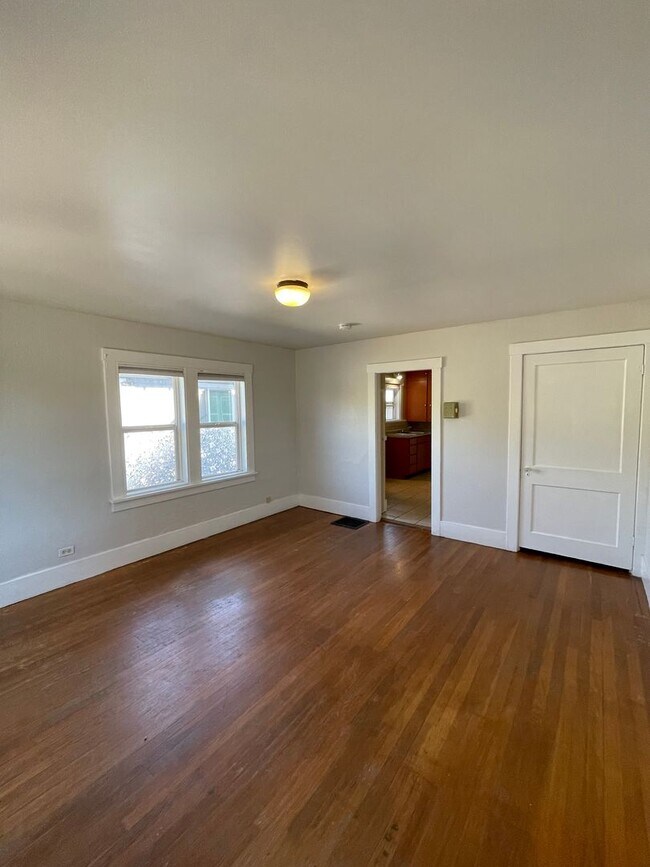 Foto del edificio - Charming Craftsman-Style Oversized 1 Bedroom Duplex with flex space for a den/walk in closet