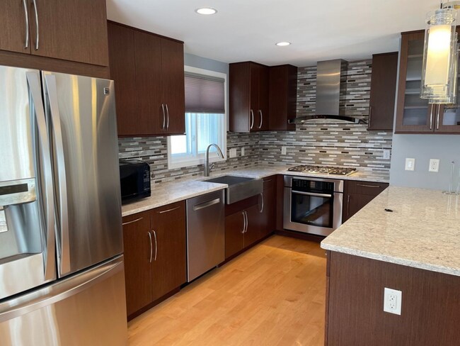 Foto del edificio - Spacious Townhouse - with parking!