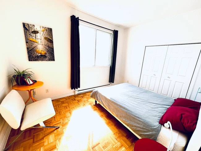 Building Photo - 4846 Rue Sainte-Catherine E