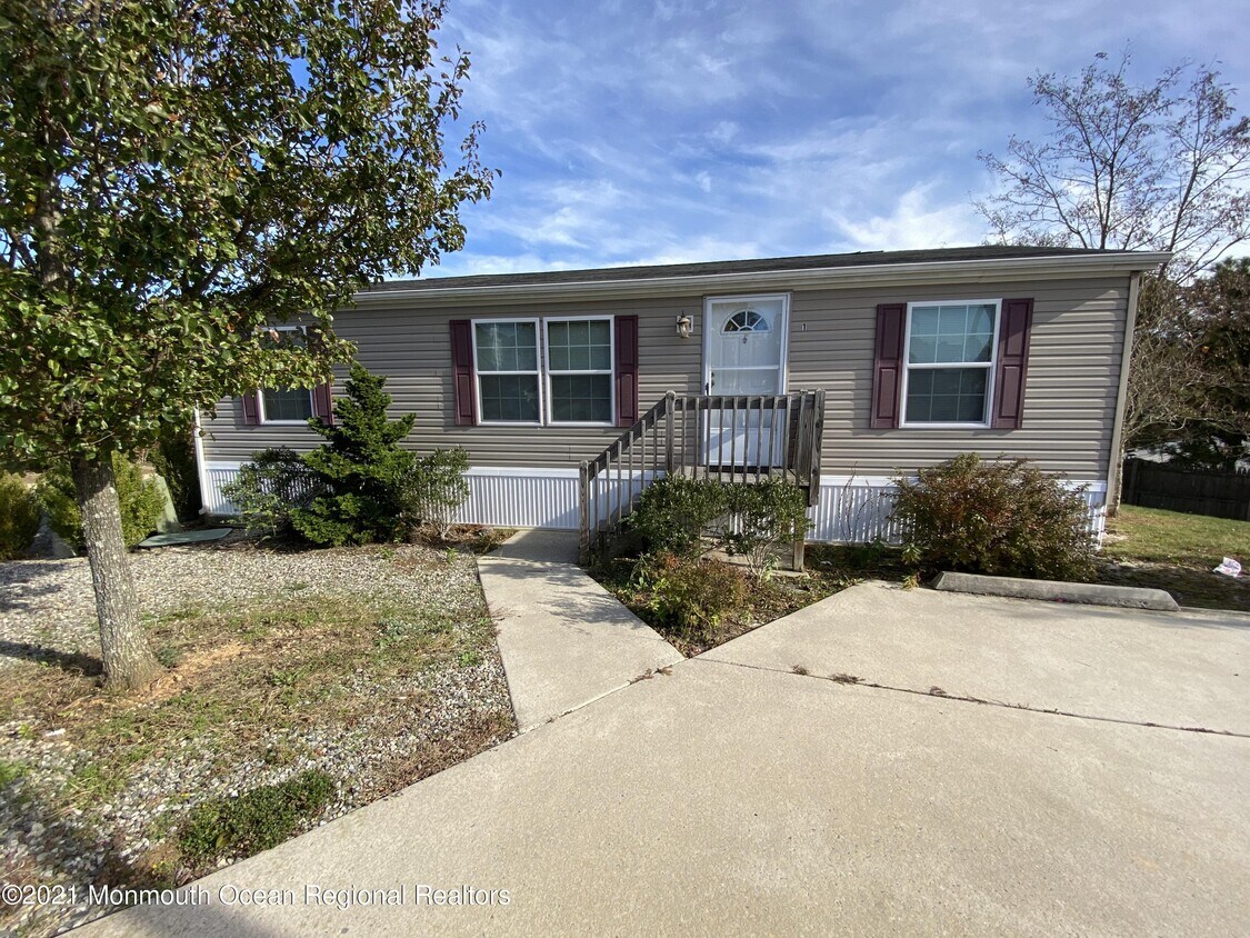 Primary Photo - 1 Maple Tree Ct