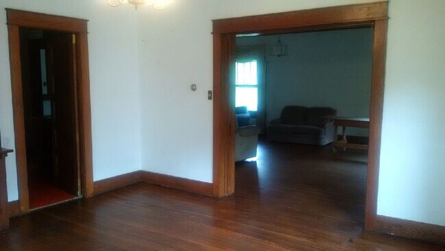 Foto del edificio - 324 E 2nd St