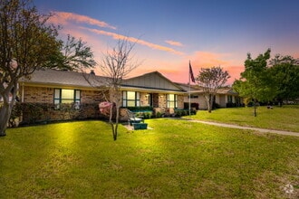 Building Photo - 2420 Pinehurst Ln