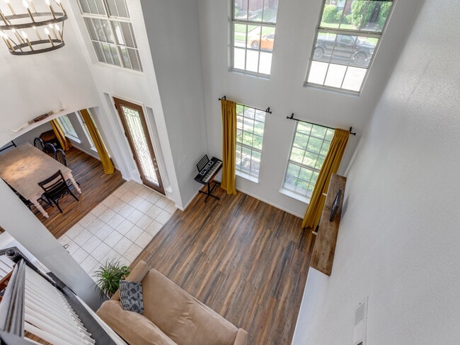 Building Photo - 6008 Vineyard Ln