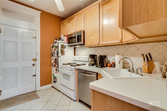 Foto del edificio - 3172 N Pine Grove Ave