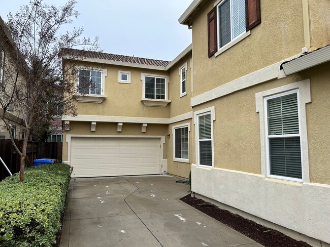 Building Photo - COMING SOON! Great Brentwood location! 4 bedroom, 2.5 baths!