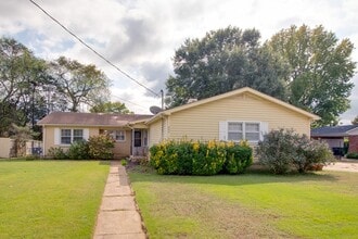 Building Photo - 904 SE Chatterson Rd