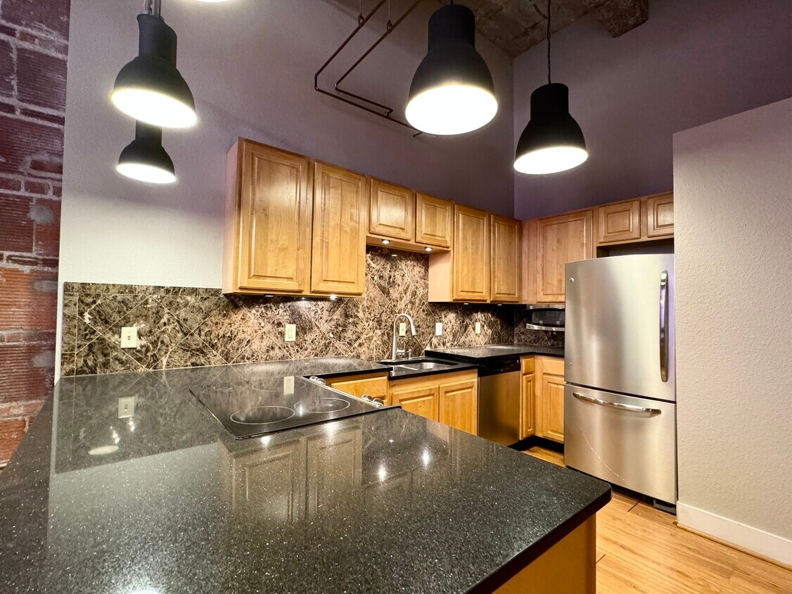 Primary Photo - 321 W 7th St