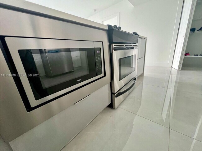 Foto del edificio - 11930 N Bayshore Dr