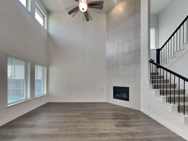 Foto del edificio - LIVING IN LUXURY! ½ off the first full month’s rent with move-in on or before 11/30/2025.