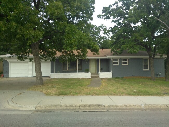 Building Photo - 904 Brown Trail