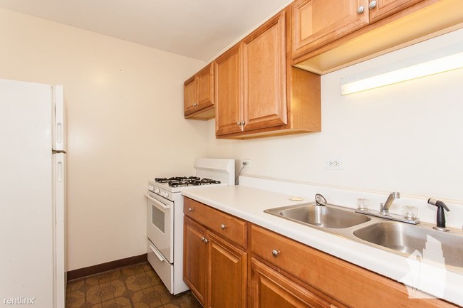 Building Photo - 420 W Belmont Ave