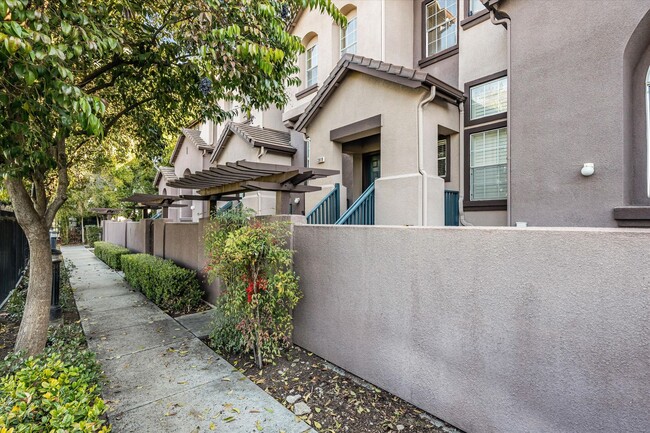 Building Photo - Townhome with AC