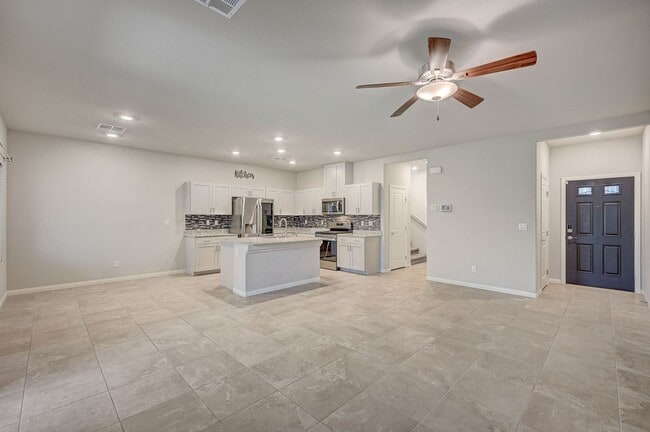 Building Photo - Spacious 4 Bedroom Home!