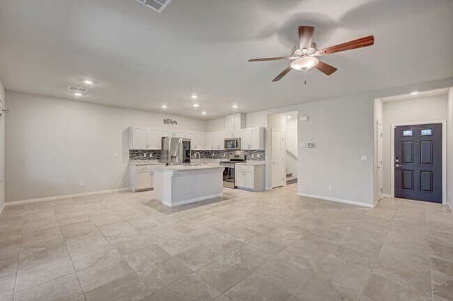 Foto del edificio - Spacious 4 Bedroom Home!