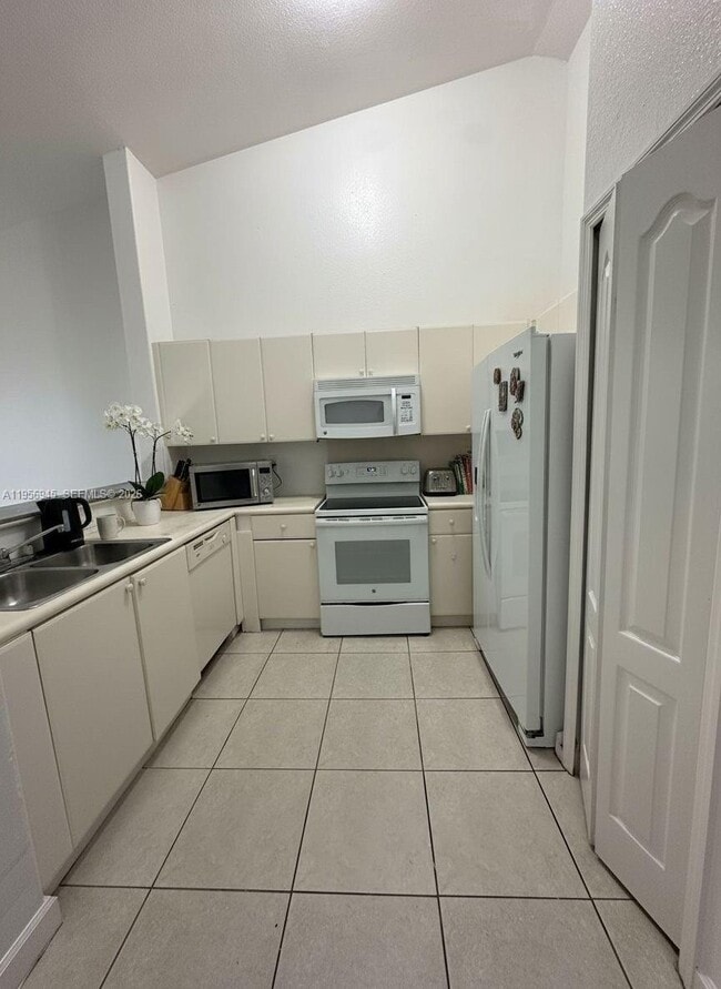 Foto del edificio - 1666 SE 27th Ct