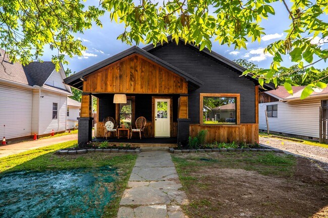 Foto del edificio - Three Bedroom Rental