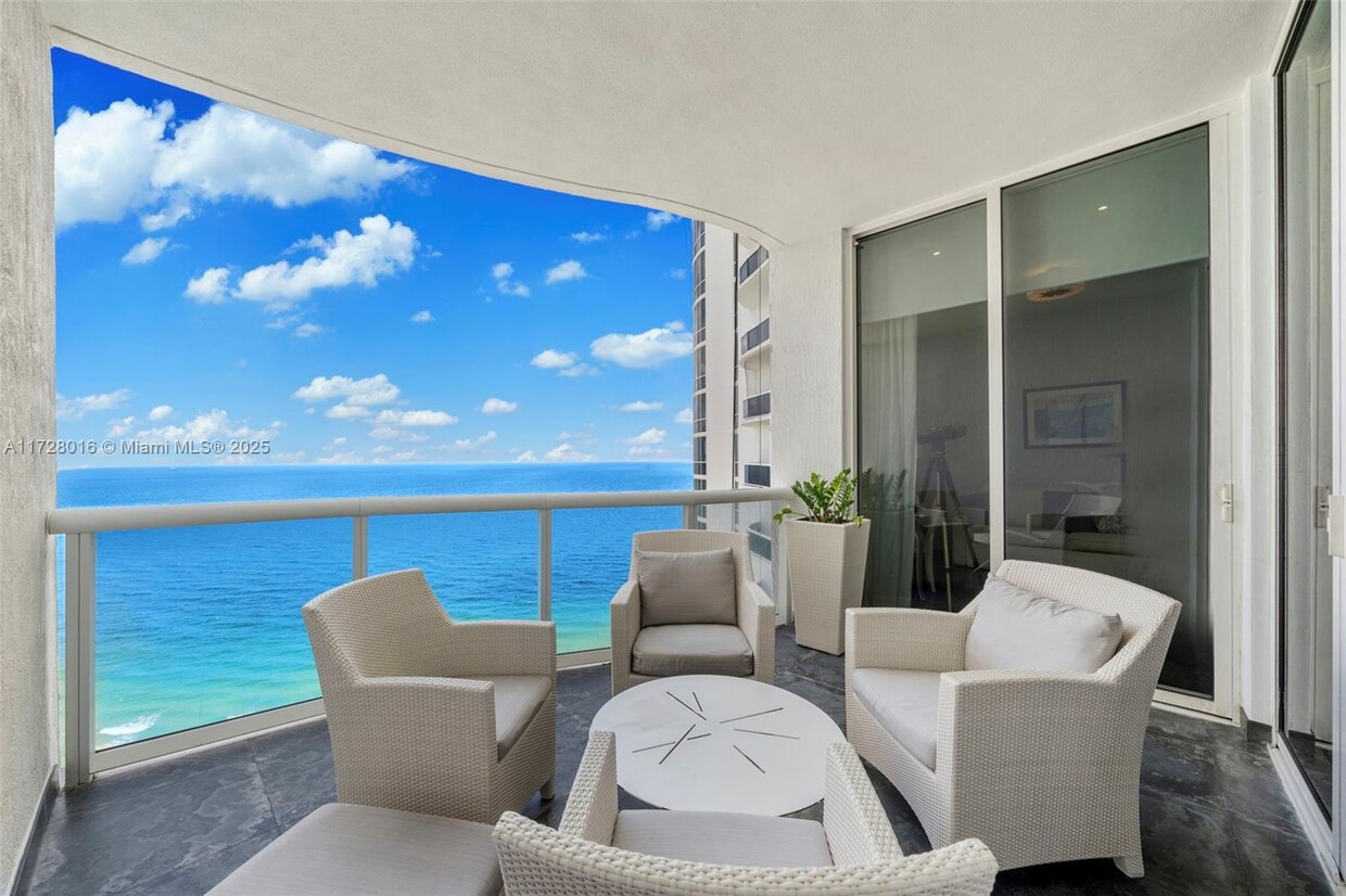 Foto principal - 15811 Collins Ave