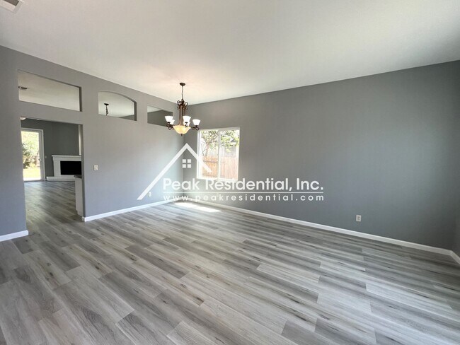 Foto del edificio - Spacious 4bd/2ba Elk Grove House with 3 Car Garage!