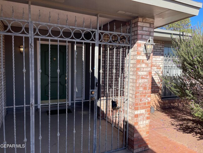 Foto del edificio - 1601 Charles Owens Dr