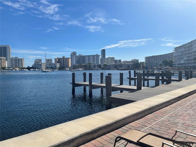 Foto del edificio - 450 Golden Isles Dr