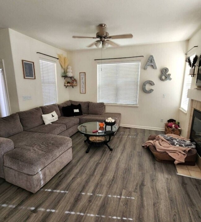 Building Photo - Beautiful 3 Bed 2 Bath Home Near Fort Carson!!!