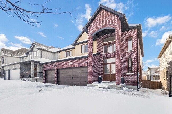 Photo du bâtiment - 6 Bedrooms | 4 Bathrooms | 3-Car Garage | Large Fenced Yard