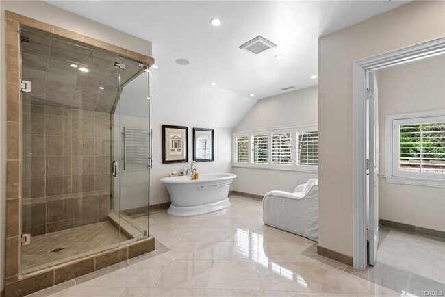 Foto del edificio - 24308 Bridle Trail Rd