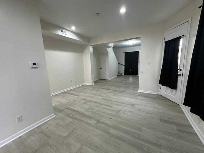 Foto del edificio - More value than the rent and closer to downtown.