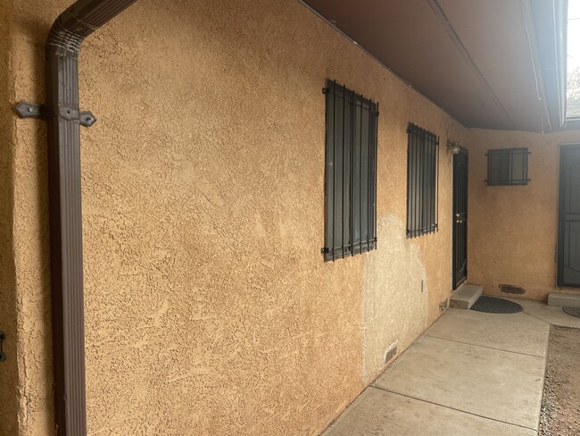 Building Photo - 105 E Hill Ave