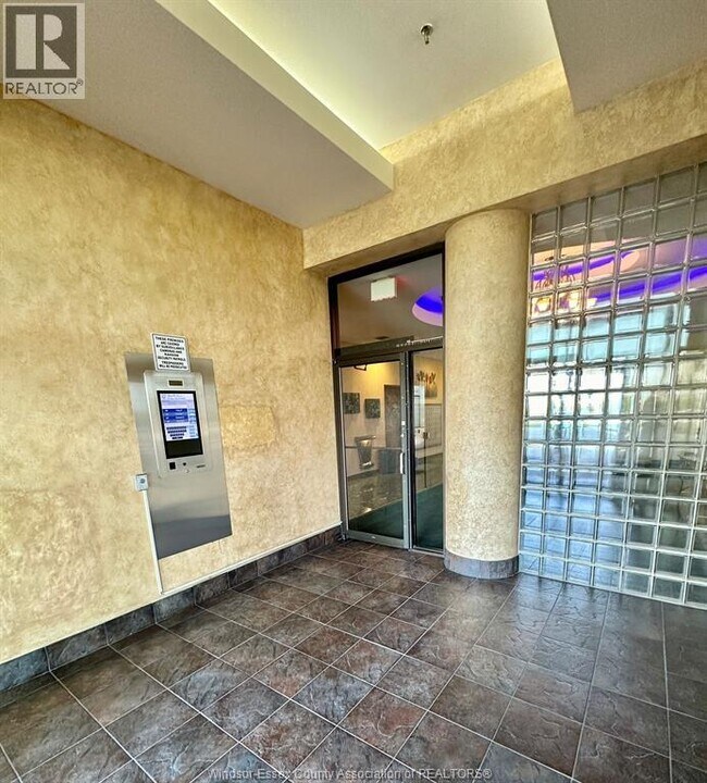 Building Photo - 515 Riverside Dr W